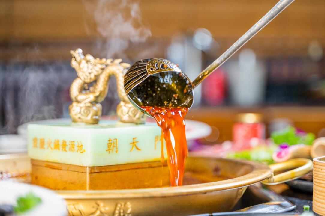 南派火鍋油碟燙毛肚，北派火鍋麻醬涮羊肉