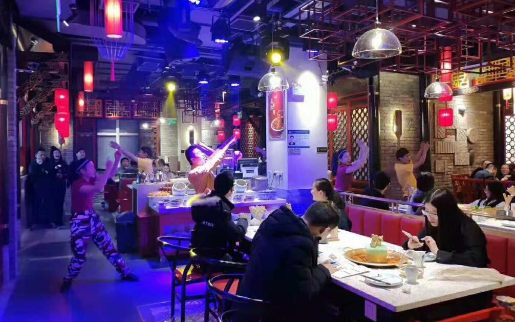 一年四季都排隊(duì)的火鍋店，到底有什么技巧？